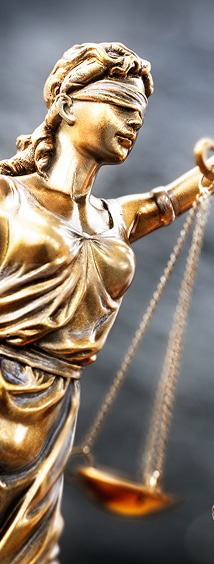 Statue de la Justice : Symbole d'Impartialité et de Droit Statue de la Justice aux yeux bandés tenant une balance dorée, symbole d'impartialité et de droit.